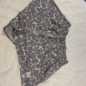 Vuori Gray Patterned Women’s Shorts (XS)